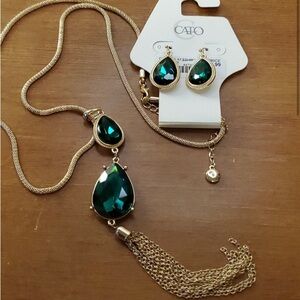 Beautiful emerald green necklace with earrings set. New